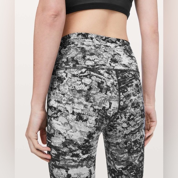 Lululemon Wunder Under High-Rise 7/8 Tight *Full-On Luxtreme 25" women’s size 6 - Picture 11 of 11